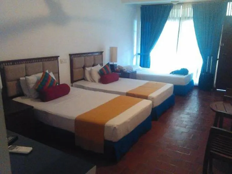 Hotel Sunset Beach Negombo